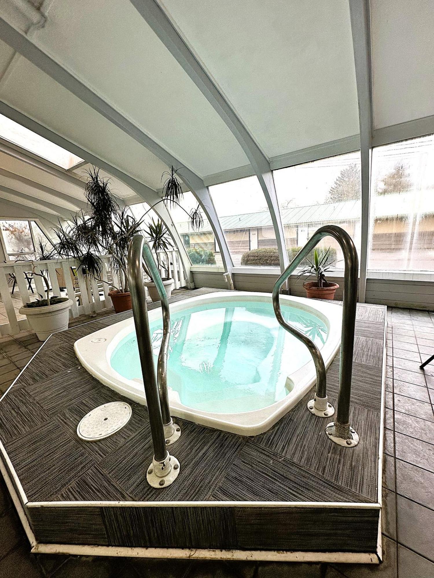 Okanagan Seasons Resort เคโลว์นา ภายนอก รูปภาพ