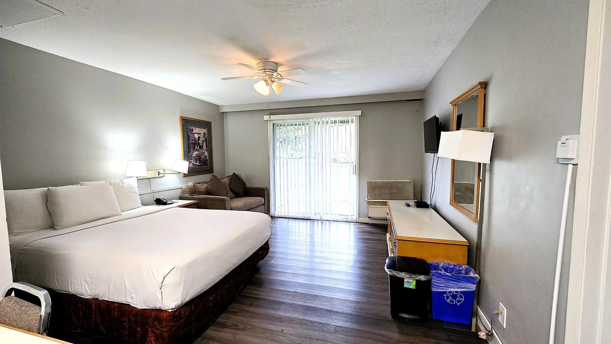 Okanagan Seasons Resort เคโลว์นา ภายนอก รูปภาพ
